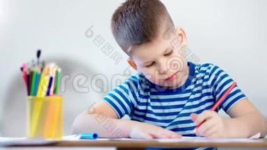 体贴的小可爱男孩，享受灵感，用红色铅笔绘制<strong>创意图片</strong>